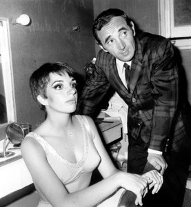 El cantante francés Charles Aznavour felicitando a Liza Minnelli en el backstage del Olympia, 16 de mayo de 1966 de Unbekannt Unbekannt